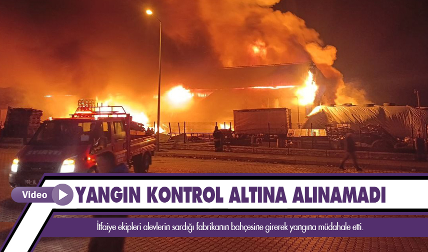 İtfaiye ekipleri alevlerin sardığı fabrikanın bahçesine girerek yangına müdahale etti